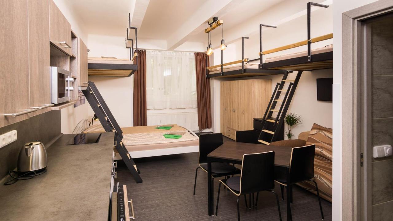 Flying Bed Apartment Close To Prague Castle And Airport Exterior foto